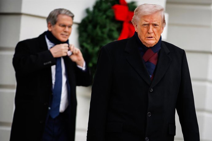 Archivo - December 13, 2025, Washington, District Of Columbia, USA: United States President Donald J Trump and US Secretary of the Treasury Scott Bessent walk out of the South Portico of the White House before departing the South Lawn of the White House i