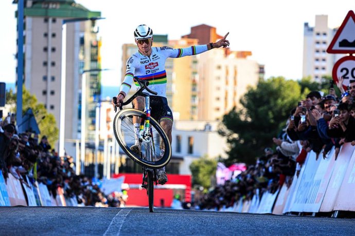 El ciclista neerlandés Mathieu Van Der Poel (Alpecin-Premier Tech) cruza la línea de meta en la Copa  del Mundo de Ciclocross UCI–Benidorm Costa Blanca 2026.