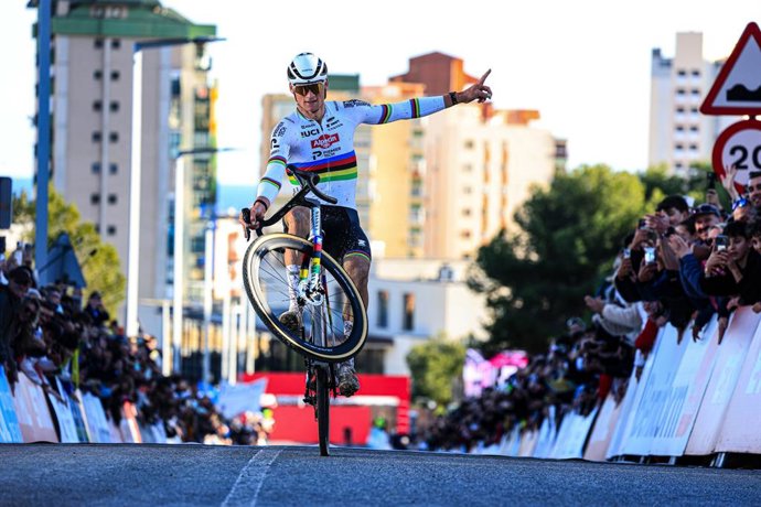 O ciclista holandês Mathieu Van Der Poel (Alpecin-Premier Tech) cruza a linha de chegada na Copa do Mundo de Ciclocross UCI–Benidorm Costa Blanca 2026.