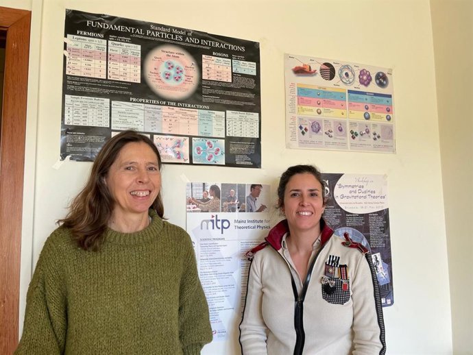 De izquierda a derecha, Yolanda Lozano y Bárbara Álvarez, profesoras del Departamento de Física y coordinadoras de esta iniciativa en la Universidad de Oviedo.