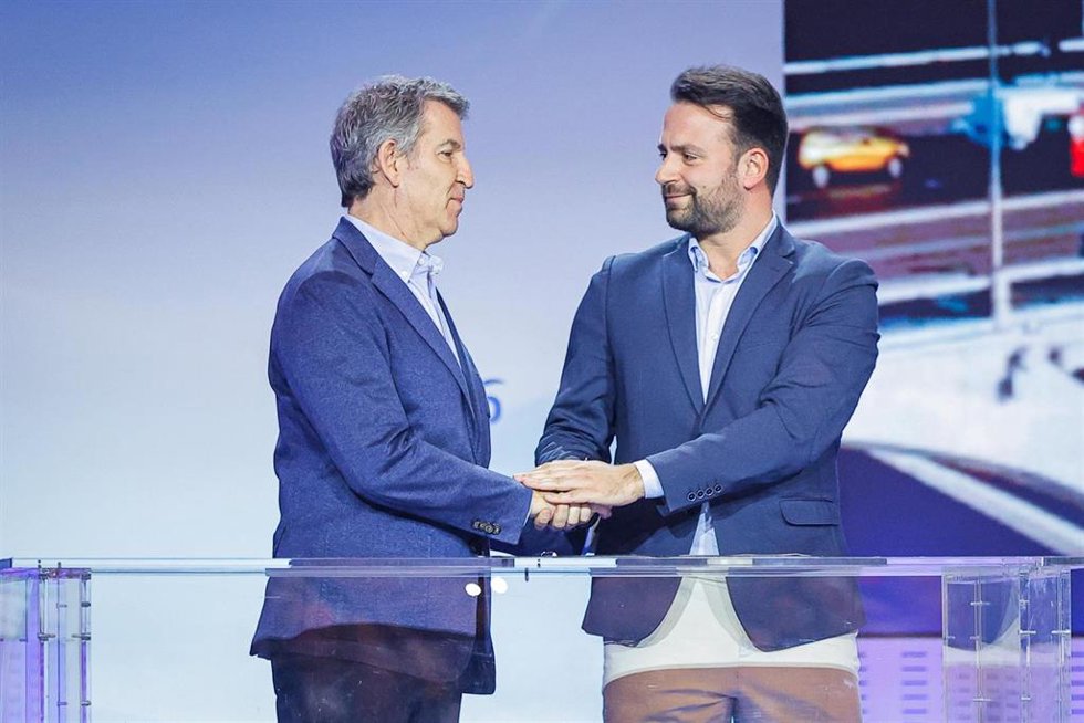 El presidente del PP, Alberto Núñez Feijóo, junto al presidente del PP asturiano, Álvaro Queipo, en Zaragoza.