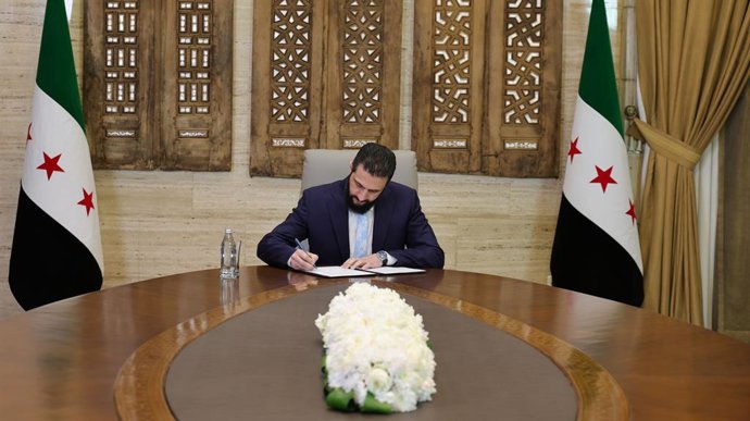 El presidente de Siria, Ahmed al Shara, firma un acuerdo de alto el fuego con las FDS