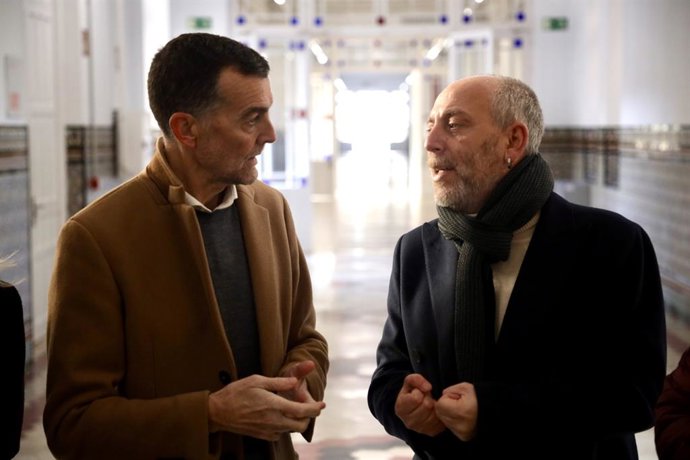 El coordinador federal de Izquierda Unida (IU), Antonio Maíllo, acompañado del candidato de Por Andalucía por Málaga, Ernesto Alba.