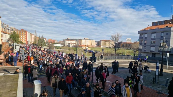 Miles de personas protestan en León para pedir que el tren de FEVE llegue al centro de la ciudad