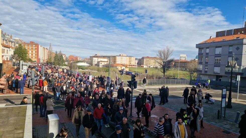 Miles de personas protestan en León para pedir que el tren de FEVE llegue al centro de la ciudad
