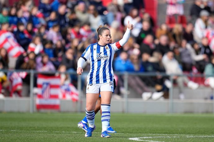 Nerea Eizagirre Lasa of Real Sociedad celebrates a goal scored by Edna Imade of Real Sociedad during the Spanish Women League, Liga F, football match played between Atletico de Madrid and Real Sociedad at Centro Deportivo Alcala de Henares on January 10, 