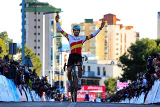 El ciclista español Felipe Orts celebra la tercera posición en la Copa del Mundo de Ciclocross UCI-Benidorm Costa Blanca 2026 al cruzar la línea de meta.