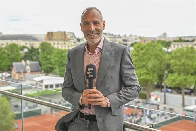 Archivo - El extenista Alex Corretja posa con el micrófono de Eurosport