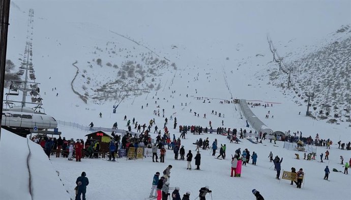 Pistas de esquí de la estación invernal de San Isidro repletas de personas.