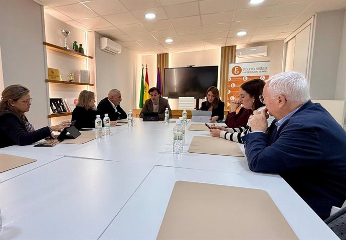 Reunión entre el Grupo Popular del Ayuntamiento de Jaén y organizaciones de autónomos y colectivos profesionales para analizar la situación de pequeñas y medianas empresas (Pymes) y de trabajadores por cuenta propia.
