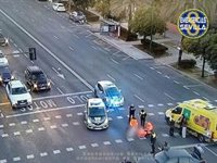 Desvíos de tráfico en la Avenida de la Palmera en Sevilla por una colisión entre moto y turismo que deja un herido