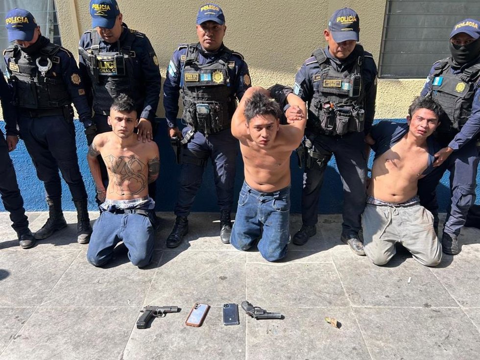 Agentes de la Policía Nacional Civil de Guatemala tras la captura de pandilleros