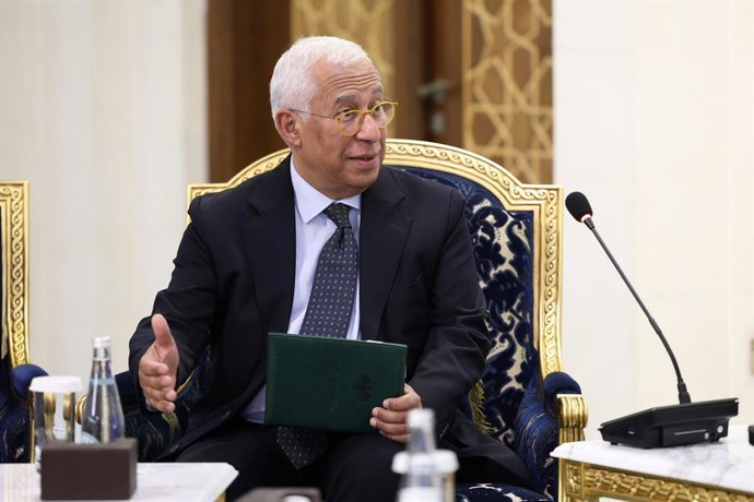 DIVULGAÇÃO - 09 de janeiro de 2026, Síria, Damasco: O presidente do Conselho Europeu, António Costa, participa de uma reunião com o presidente sírio Ahmad al-Sharaa e a presidente da Comissão Europeia, Ursula von der Leyen, no Palácio do Povo, em Damasco.