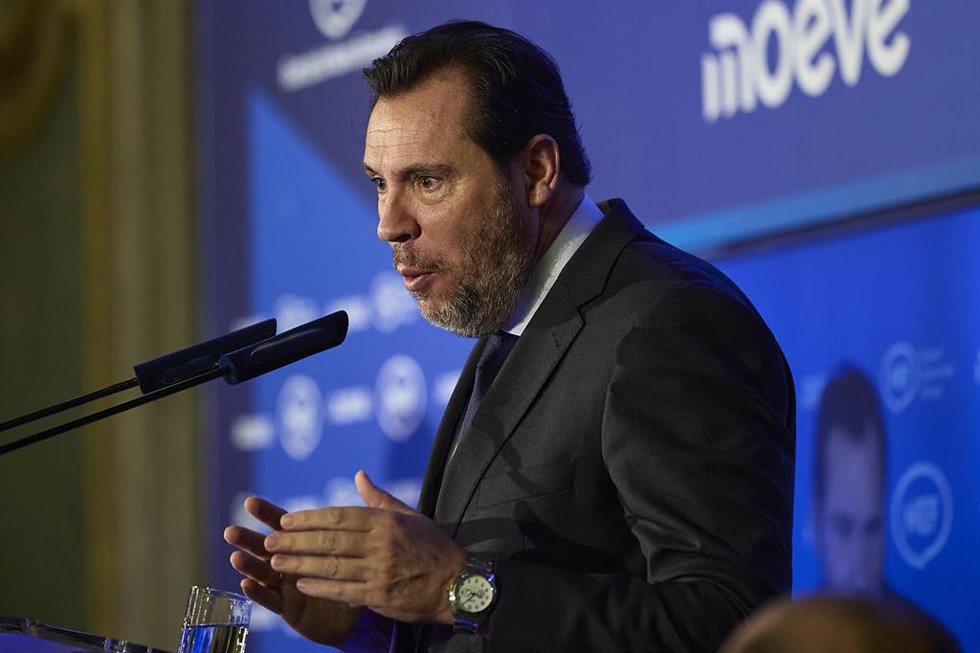 El ministro de Transportes y Movilidad Sostenible, Óscar Puente, durante un desayuno informativo de Nueva Economía Fórum, en el Real Casino Gran Círculo, a 15 de enero de 2026, en Madrid (España).