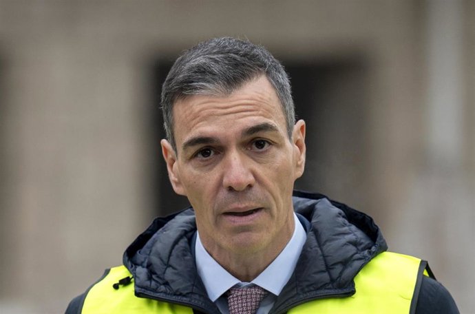 El presidente del Gobierno, Pedro Sánchez, durante el acto de demolición de los primeros edificios del acuartelamiento de Campamento, a 12 de enero de 2026, en Madrid (España). 