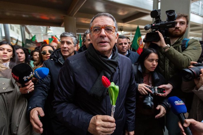 January 16, 2026, Porto, Portugal: JosĂ Seguro holds a red tulip while speaking to supporters and journalists inside Mercado do BolhĂŁo, Porto, during the final day of his presidential campaign.