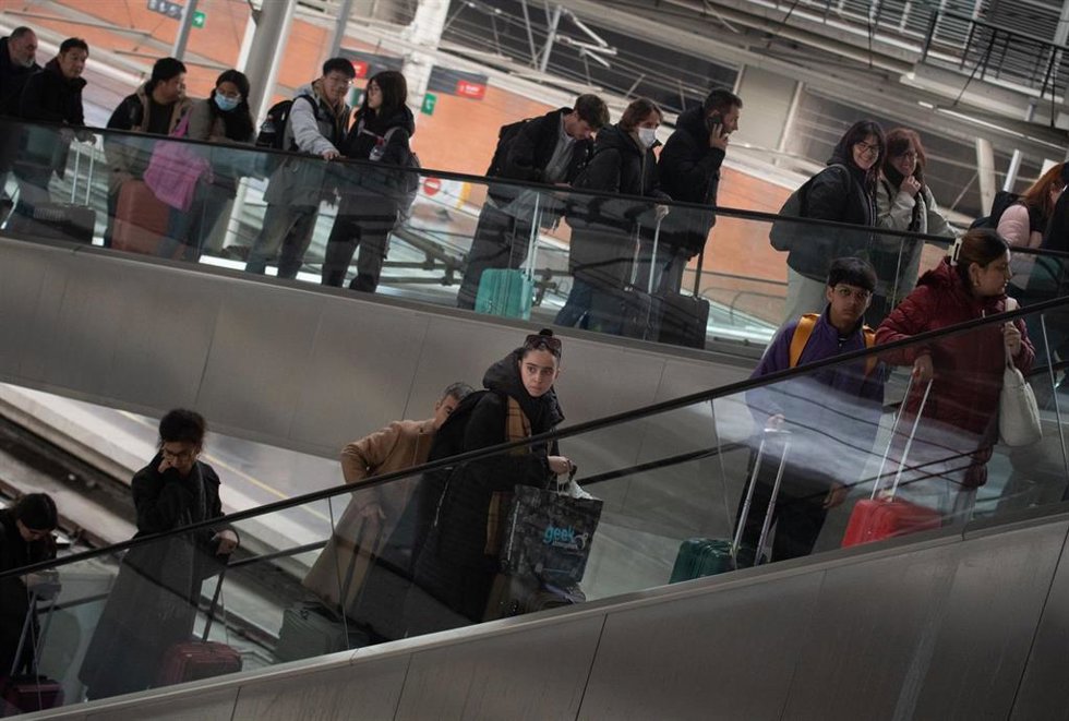 Pasajeros en el andén en Atocha