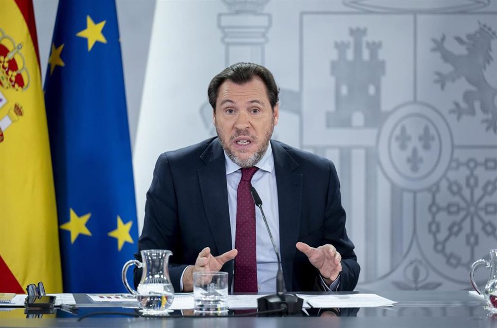 El ministro de Transportes y Movilidad Sostenible, Óscar Puente, durante una rueda de prensa posterior al Consejo de Ministros, en el Palacio de la Moncloa, a 23 de diciembre de 2025, en Madrid (España).