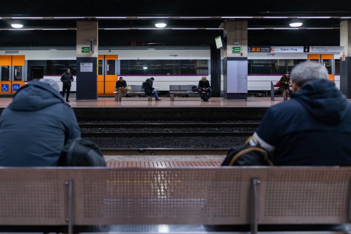 Pasajeros en la Estación de Fabra i Puig, a 26 de enero de 2026, en Barcelona, Catalunya (España). Renfe informaba a primera hora que se suspendía el servicio de Rodalies por incidencia en el centro de control de Adif en la Estació de França (Barcelona).