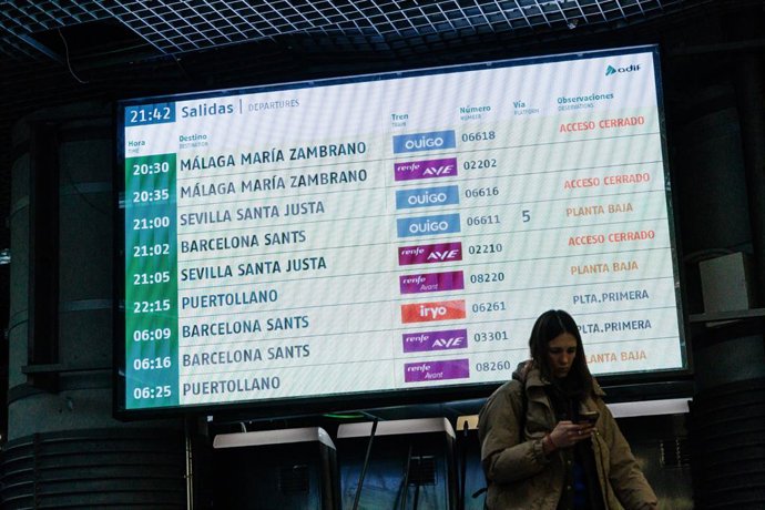 Pantalla informativa en la estación Madrid-Puerta de Atocha-Almudena Grandes, a 18 de enero de 2026, en Madrid (España). Al menos siete fallecidos y 25 heridos graves han sido hallados tras el descarrilamiento sobre las 19.45 horas este domingo, 18 de ene