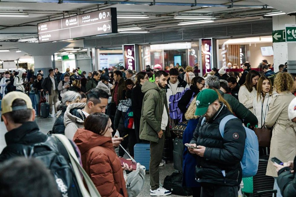 Decenas de personas haciendo cola en las oficinas de Renfe, en la estación Madrid-Puerta de Atocha-Almudena Grandes, a 18 de enero de 2026, en Madrid (España)