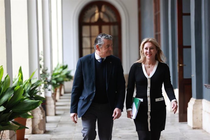 La consejera de Economía, Hacienda, Fondos Europeos y Diálogo Social y Portavoz del Gobierno, Carolina España, junto al consejero de Sanidad, Presidencia y Emergencias, Antonio Sanz, llegando a una rueda de prensa posterior a un Consejo De Gobierno.