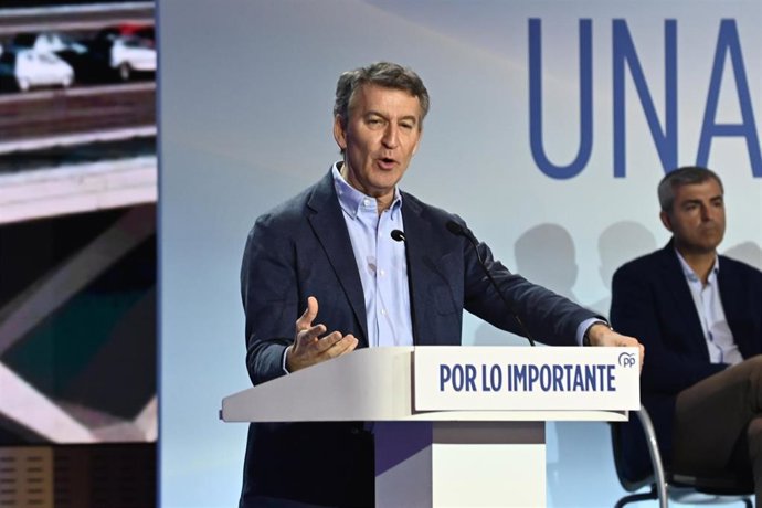 El presidente del Partido Popular, Alberto Núñez Feijóo, durante la clausura del acto de presentación de la 'Declaración de Zaragoza', en el World Trade Center, a 18 de enero de 2026, en Zaragoza, Aragón (España). 