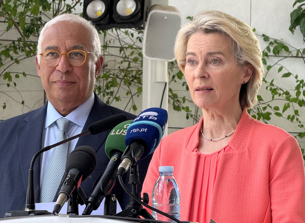 FILED - 24 November 2025, Angola, Luanda: President of the European Council Antonio Costa (L) and President of the European Commission Ursula von der Leyen make a statement after the informal talks between EU heads of government on Ukraine at the 