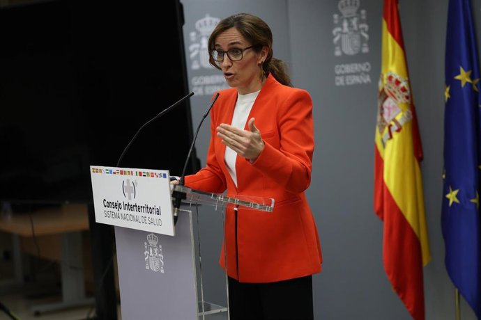Archivo - La ministra de Sanidad, Mónica García, ofrece declaraciones tras la reunión del Consejo Interterritorial del Sistema Nacional de Salud (CISNS), en el Ministerio de Sanidad, a 12 de diciembre de 2025, en Madrid (España).