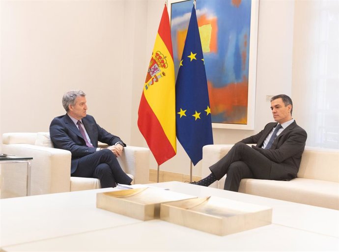 Archivo - El presidente del Gobierno, Pedro Sánchez (d), recibe al presidente del Partido Popular, Alberto Núñez Feijóo (i), en el Palacio de la Moncloa, a 13 de marzo de 2025, en Madrid (España).