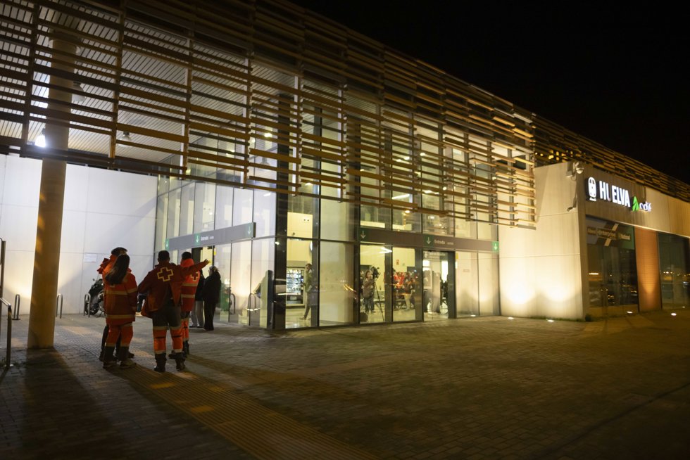 Efectivos sanitarios ocupan del polideportivo de Aramuz (Córdoba).