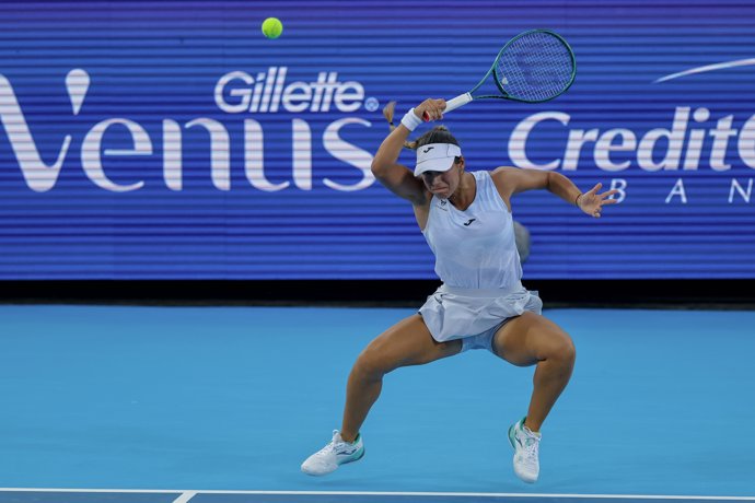 13 August 2025, US, Mason: Spanish tennis player Jessica Bouzas Maneiro plays a forehand return against Belarus' Aryna Sabalenka during their women's singles fourth-round match on Day 7 of the Cincinnati Open at the Lindner Family Tennis Center.