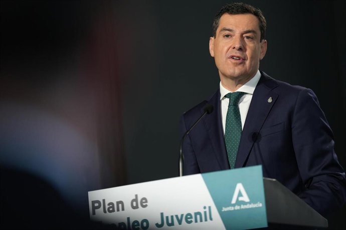 Archivo - El presidente de la Junta de Andalucía, Juanma Moreno, en una imagen de archivo en Sevilla