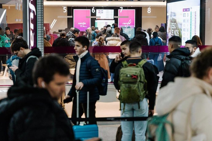Decenas de personas en la zona de 'Llegadas' de la estación Madrid-Puerta de Atocha-Almudena Grandes, a 18 de enero de 2026, en Madrid (España).