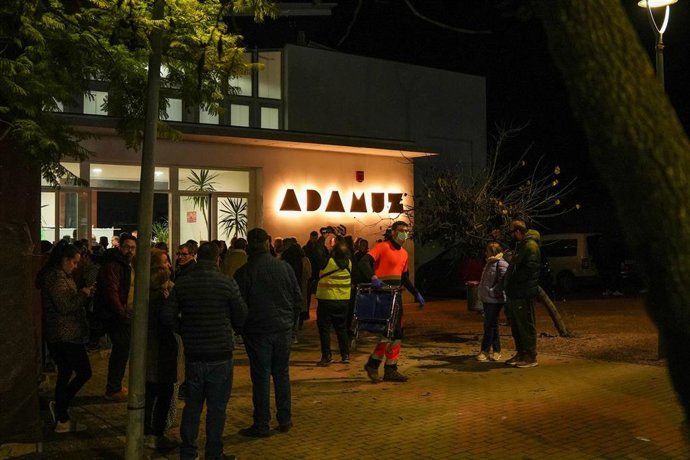 Coordinación de los equipos emergencias en el Polideportivo de Adamuz para socorrer a los heridos y fallecidos en el descarrilamiento de dos trenes de alta velocidad en el término municipal, a 19 de enero de 2026 en Adamuz (Córdoba, España).
