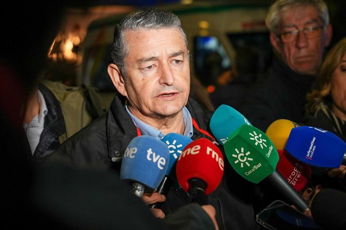 El consejero de Sanidad, Presidencia y Emergencias de la Junta de Andalucía, Antonio Sanz, informa a los medios sobre la situación de emergencia tras el descarrilamiento de dos trenes de alta velocidad en Adamuz