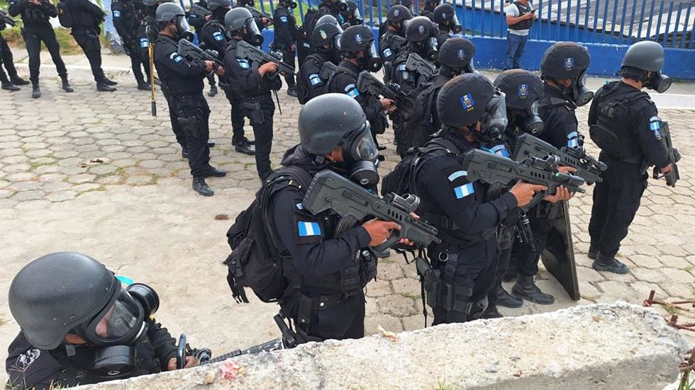 Agentes del Grupo Élite del Sistema Penitenciario de Guatemala y fuerzas especiales de la Policía en el marco de una intervención para retomar el control del Preventivo de la zona 18 tras uno de los tres motines simultáneos