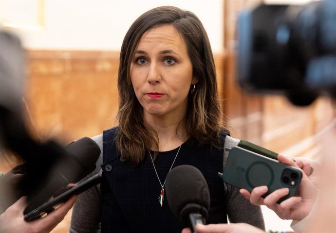 La secretaria general de Podemos, Ione Belarra, atiende a los medios durante una sesión plenaria extraordinaria, en el Congreso de los Diputados, a 15 de enero de 2026, en Madrid (España).