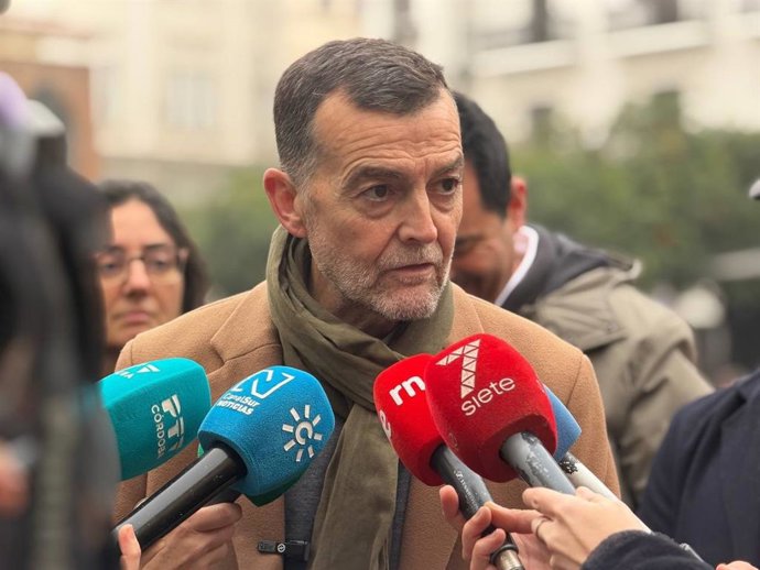 El coordinador federal de IU y candidato de Por Andalucía a la presidencia de la Junta, Antonio Maíllo, atiende a los medios en Córdoba.