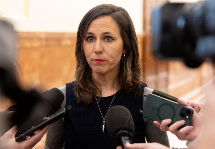 A secretária-geral do Podemos, Ione Belarra, atende a imprensa durante uma sessão plenária extraordinária no Congresso dos Deputados, em 15 de janeiro de 2026, em Madri (Espanha). O plenário do Congresso se reuniu de forma extraordinária para...