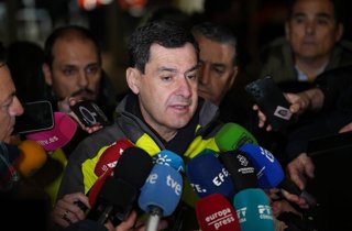 El presidente de la Junta de Andalucía, Juanma Moreno, comparece ante los medios tras el accidente ferroviario de Adamuz (Córdoba).