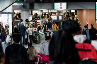 Archivo - Viajeros en la Estación de Madrid - Puerta de Atocha - Almudena Grandes, a 21 de octubre de 2025, en Madrid (España). 