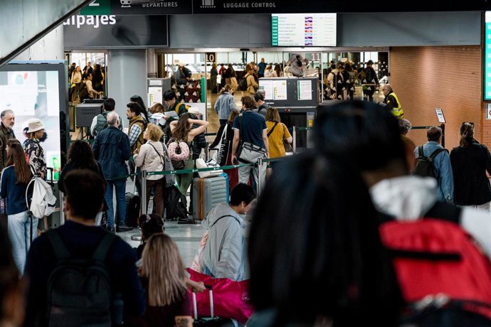 Archivo - Viajeros en la Estación de Madrid - Puerta de Atocha - Almudena Grandes, a 21 de octubre de 2025, en Madrid (España). 