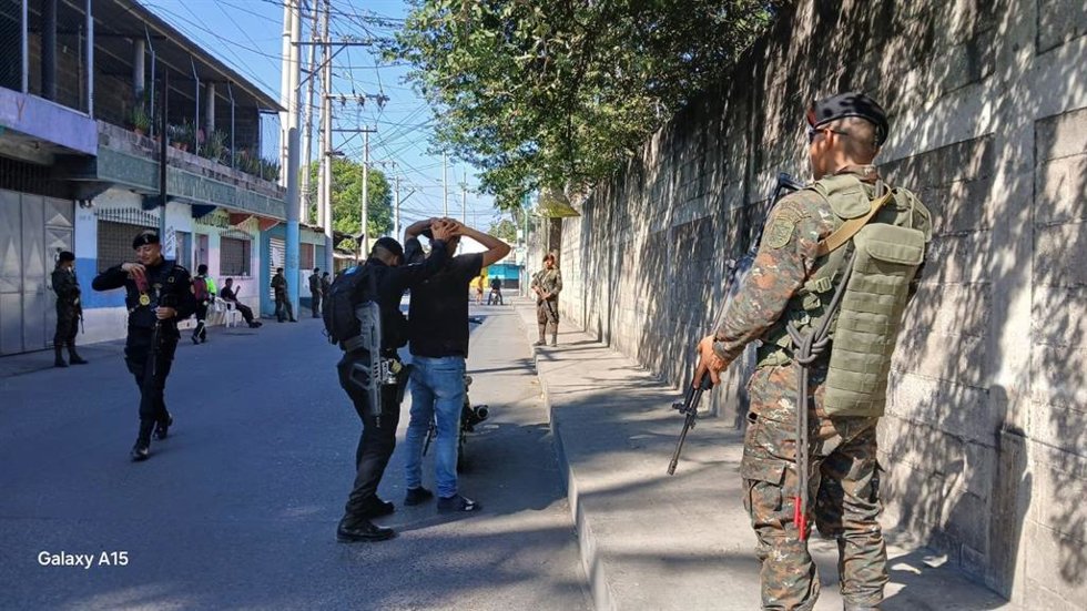 Agentes de la Policía Nacional Civil y del Ejército de Guatemala desarrollan patrullas conjuntas tras la declaración del estado de sitio en todo el país