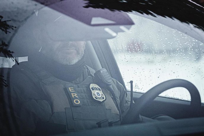 Archivo - Agentes del Servicio de Inmigración y Control de Aduanas (ICE) de EEUU se encuentran en un vehículo como parte de las medidas de control específicas y de puerta a puerta