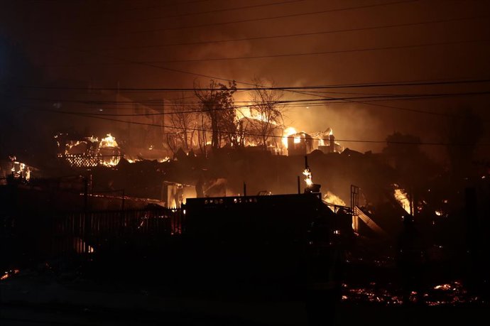 SANTIAGO, 18 de janeiro de 2026 — Esta foto mostra o local de um incêndio florestal em Penco, região de Biobio, Chile, em 18 de janeiro de 2026. O presidente chileno Gabriel Boric anunciou estado de catástrofe nas regiões de Nuble e Biobio no domingo, apó