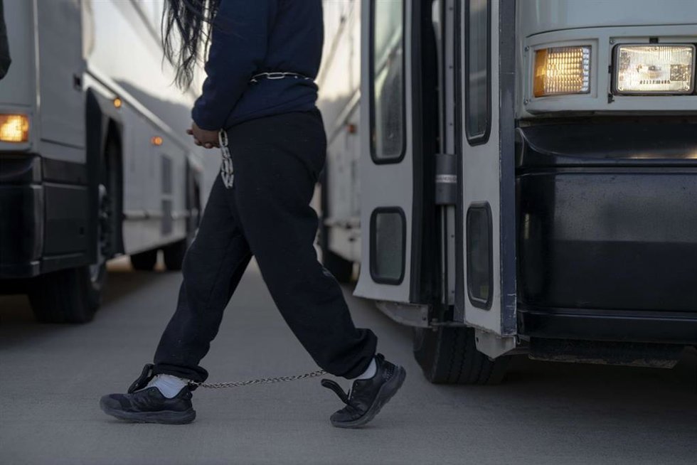 Archivo - Migrantes indocumentados esposados descienden de un autobús mientras se preparan para abordar un avión de deportación de Estados Unidos a Guatemala desde Fort Bliss, El Paso, Texas
