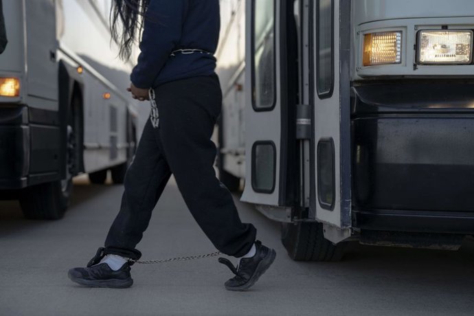 Archivo - January 23, 2025, El Paso, Tx, United States: Handcuffed undocumented migrants unload from a bus as they prepare to board a U.S Air Force C-17 Globemaster III transport aircraft for the first removal flight to Guatemala from Fort Bliss, January 