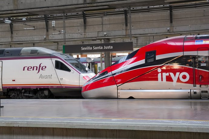 Un tren Irlo y un Avant parados en la estación de Santa Justa de Sevilla