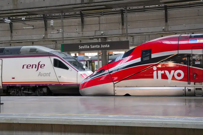 Un tren Irlo y un Avant parados en la estación de Santa Justa de Sevilla - EDUARDO BRIONES
